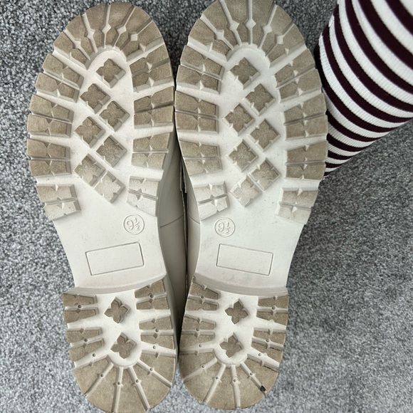 Elegant Cream Loafers for Women - Picture 3 of 3